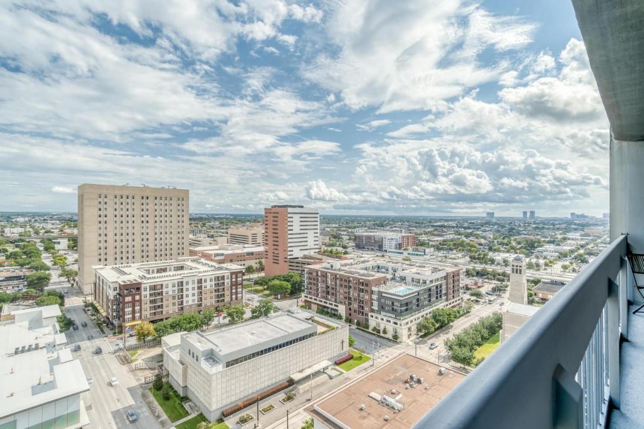 Stylish Corner Apartment With Floor-To-Ceiling Downtown Views By Lodgeur Houston Exterior photo